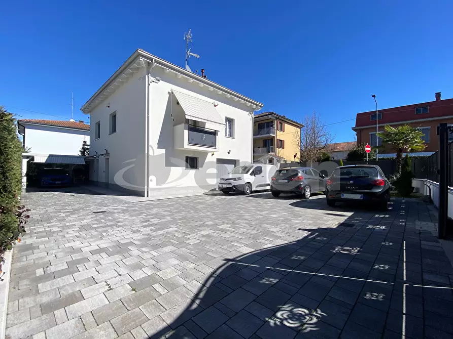 Immagine 1 di Villa in vendita  in VIA SOLIMEI 42 a Castelfranco Emilia
