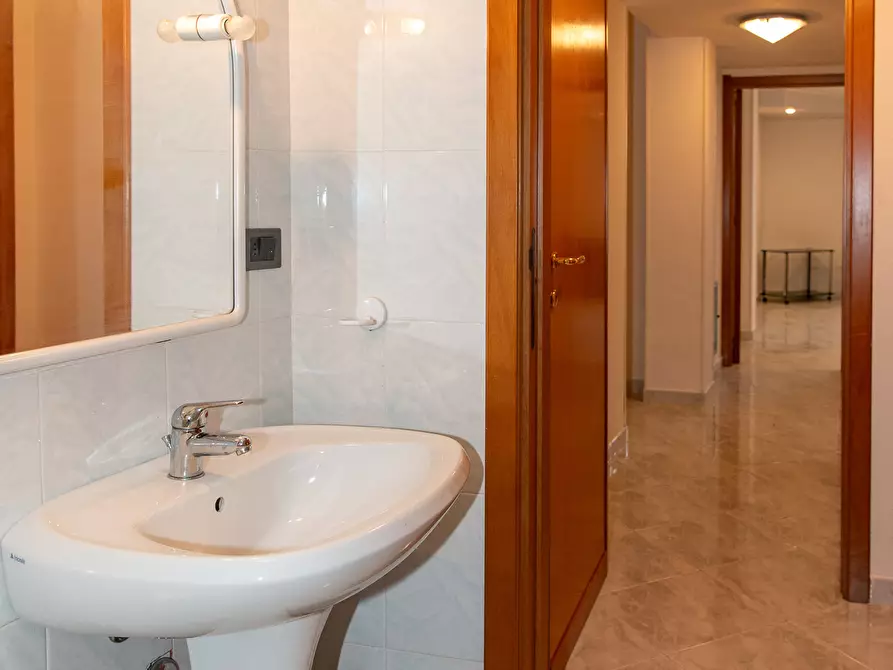 Immagine 25 di Ufficio in vendita  a Cagliari