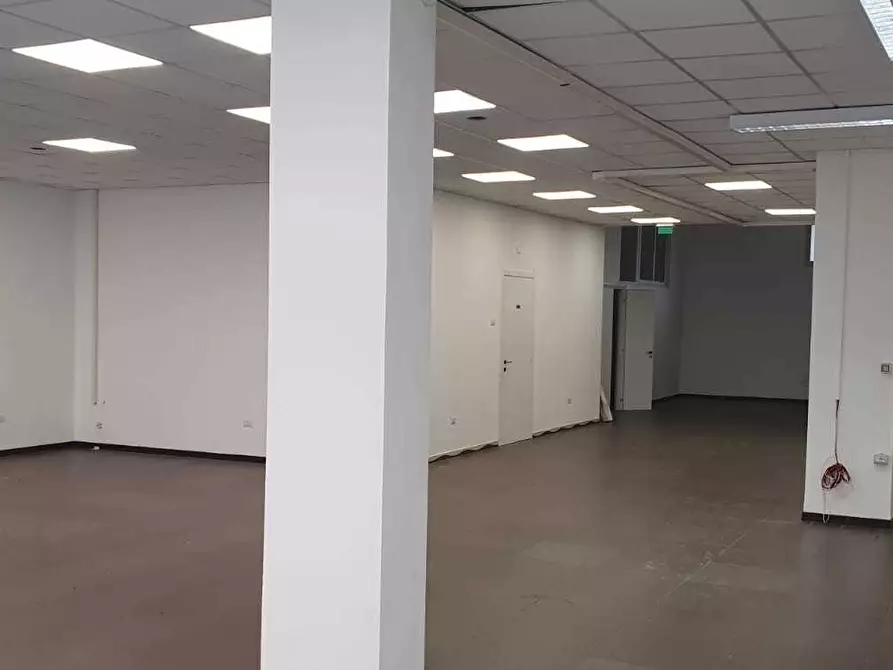 Immagine 10 di Locale commerciale in vendita  a Quartu Sant'elena