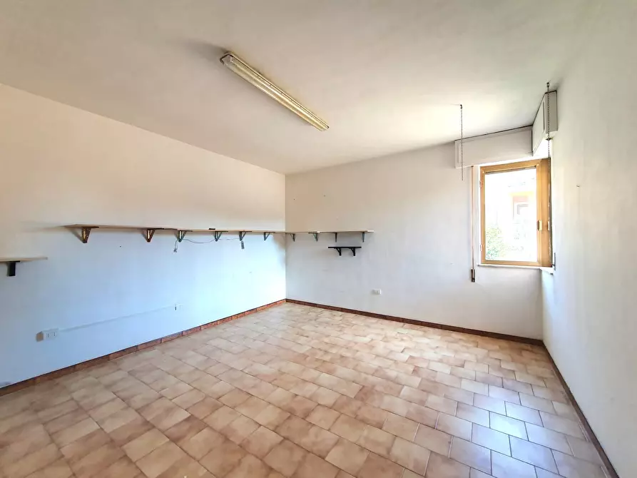 Immagine 24 di Locale commerciale in vendita  a Senorbì