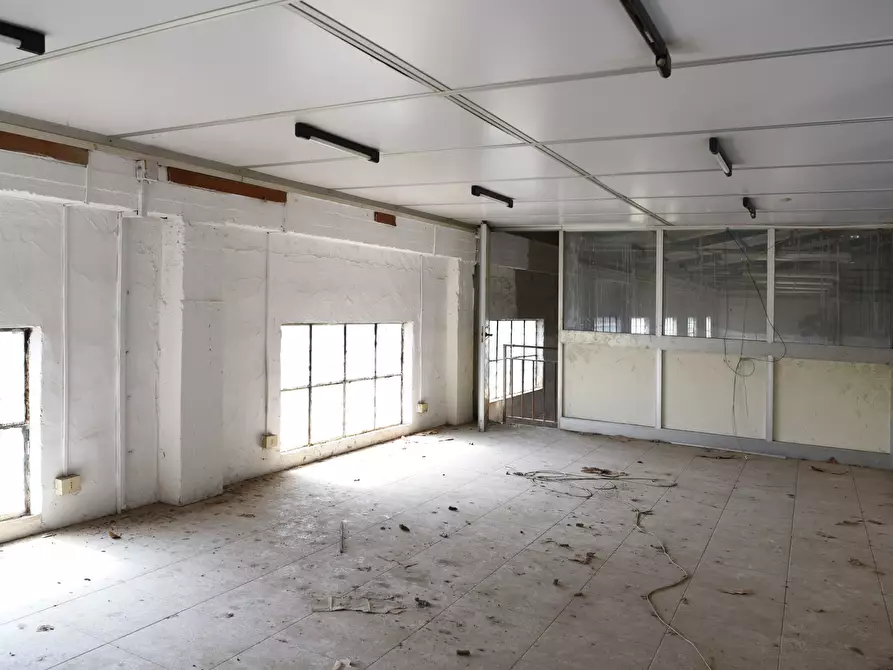 Immagine 27 di Attività artigianale in vendita  a Selargius