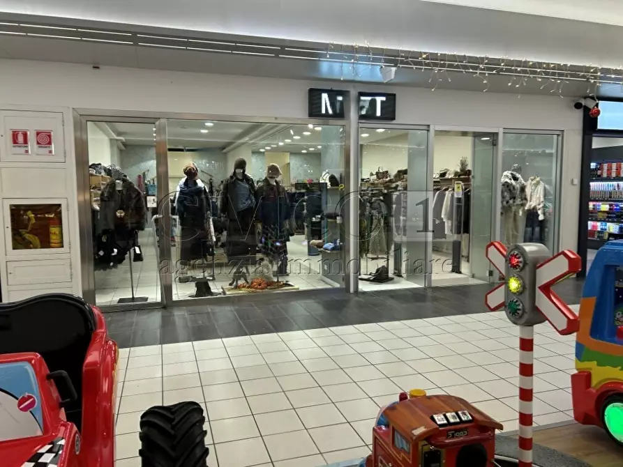 Immagine 4 di Locale commerciale in vendita  in Via Pola 20 a Torri Di Quartesolo