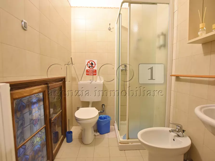 Immagine 9 di Appartamento in vendita  in Campo San Bortolomio 5396 a Venezia