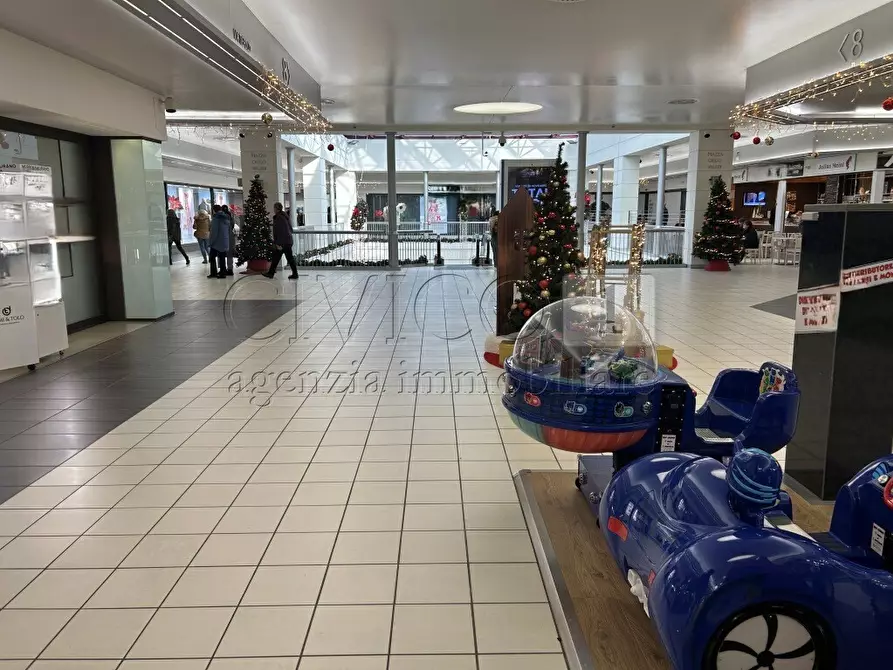 Immagine 5 di Locale commerciale in vendita  in Via Pola 20 a Torri Di Quartesolo