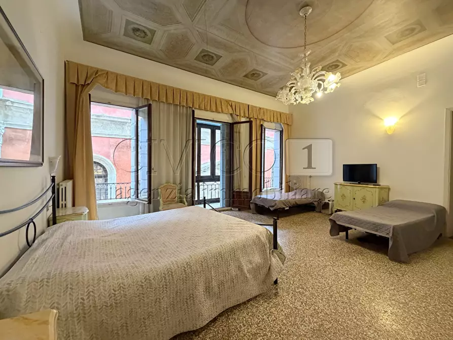 Immagine 4 di Appartamento in vendita  in Campo San Bortolomio 5396 a Venezia