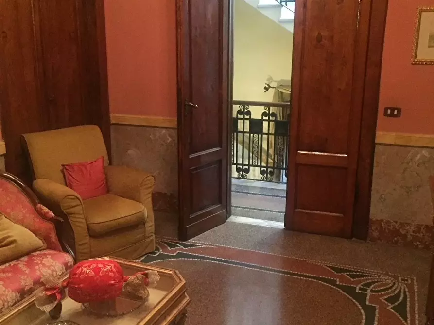 Immagine 1 di Villa in vendita  in Piazza 2 Giugno 1 a Carrara