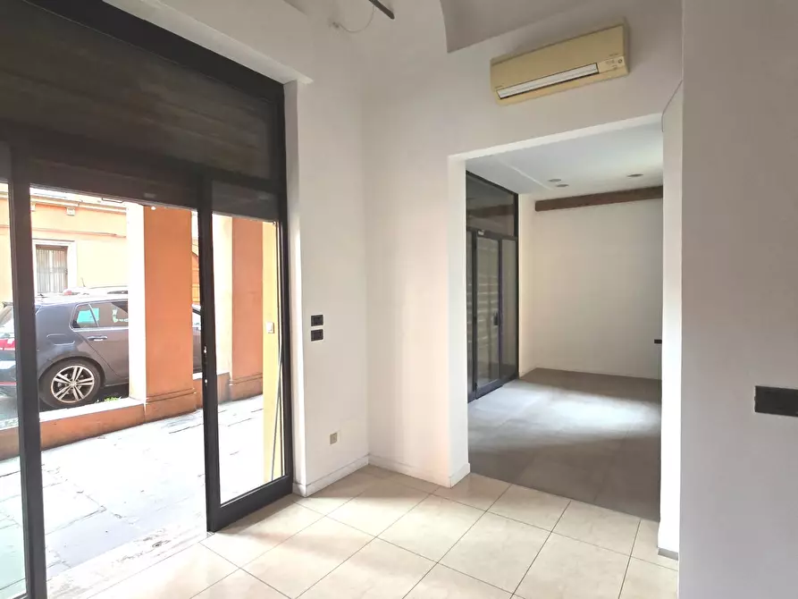 Immagine 9 di Locale commerciale in affitto  a Bologna