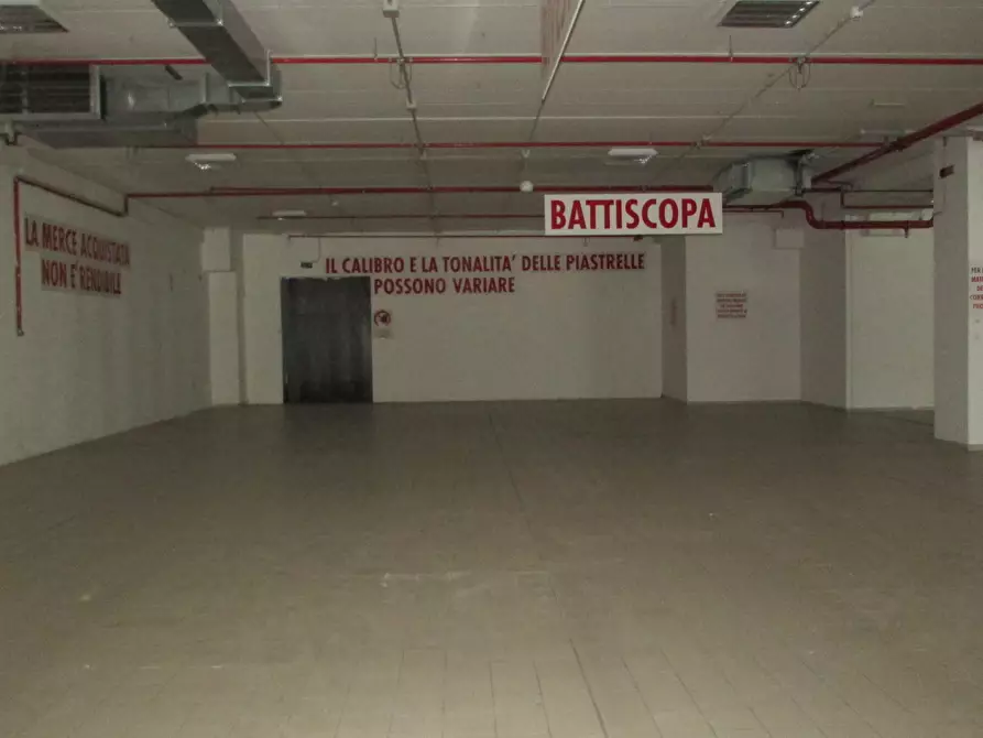 Immagine 14 di Locale commerciale in vendita  in VIA EINAUDI a Civitanova Marche