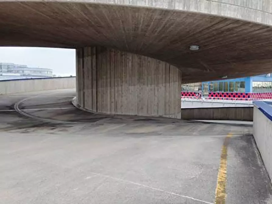 Immagine 10 di Locale commerciale in vendita  in VIA LUIGI EINUDI a Civitanova Marche