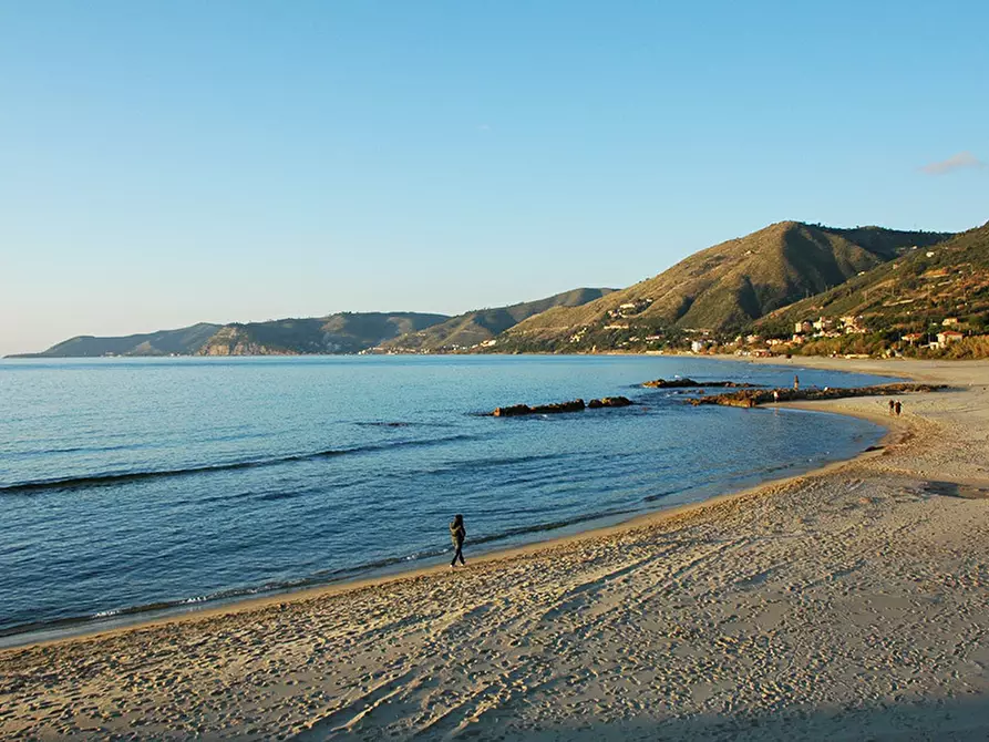 Immagine 5 di Attività commerciale in vendita  a Salerno