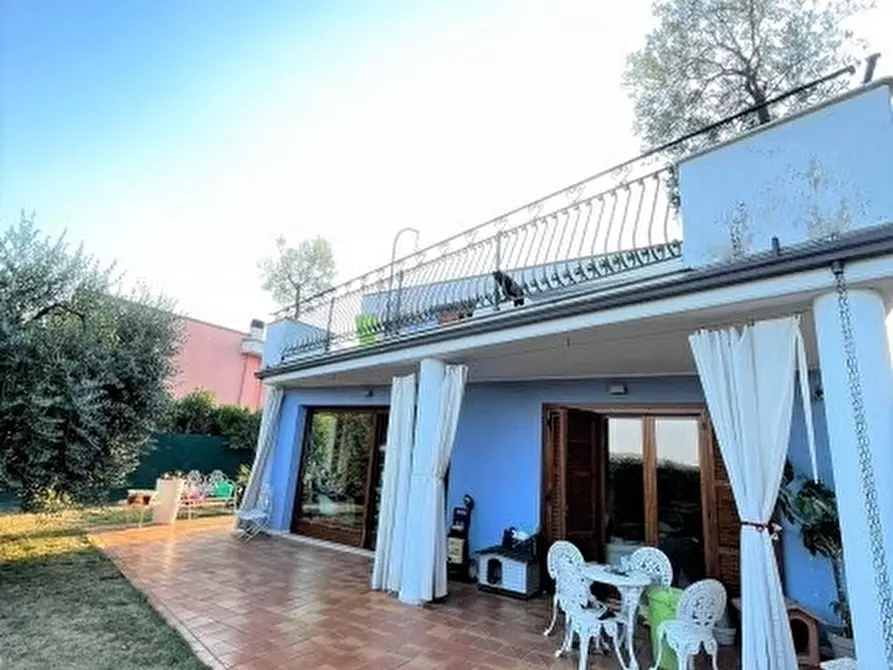 Immagine 1 di Villa in vendita  a Ascoli Piceno