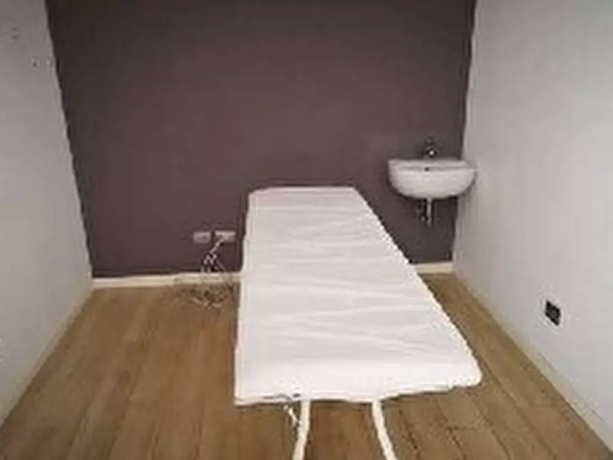 Immagine 5 di Locale commerciale in vendita  in Contrada Pace a Tolentino