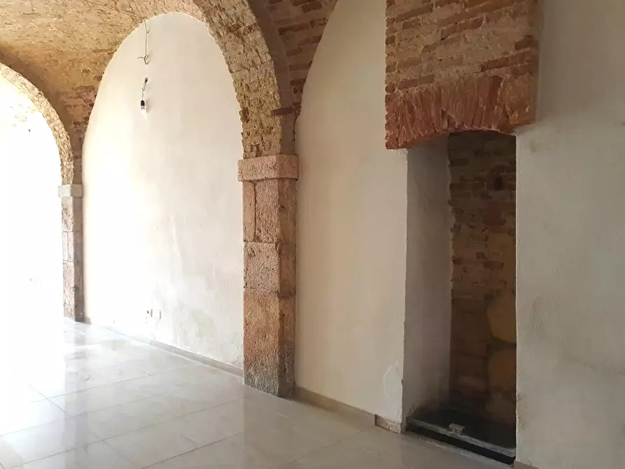 Immagine 15 di Locale commerciale in affitto  a Cagliari