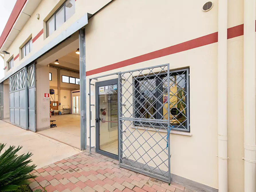 Immagine 15 di Attività artigianale in vendita  a Quartu Sant'elena