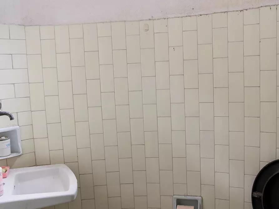 Immagine 7 di Locale commerciale in vendita  a Quartu Sant'elena