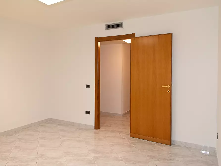 Immagine 20 di Ufficio in vendita  a Cagliari