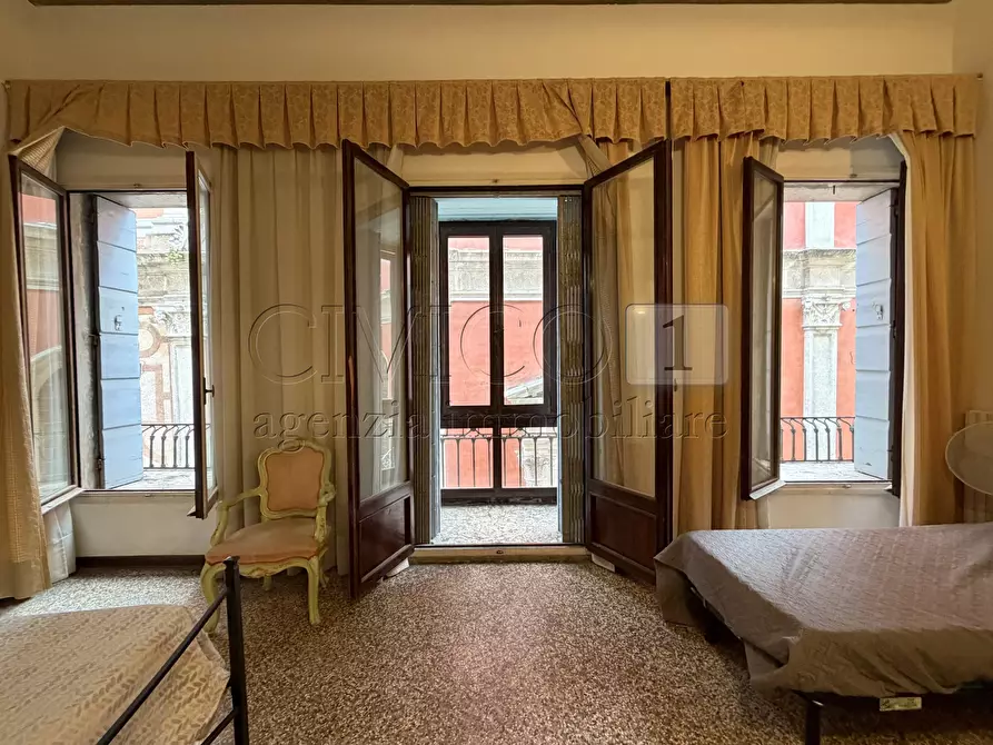 Immagine 3 di Appartamento in vendita  in Campo San Bortolomio 5396 a Venezia