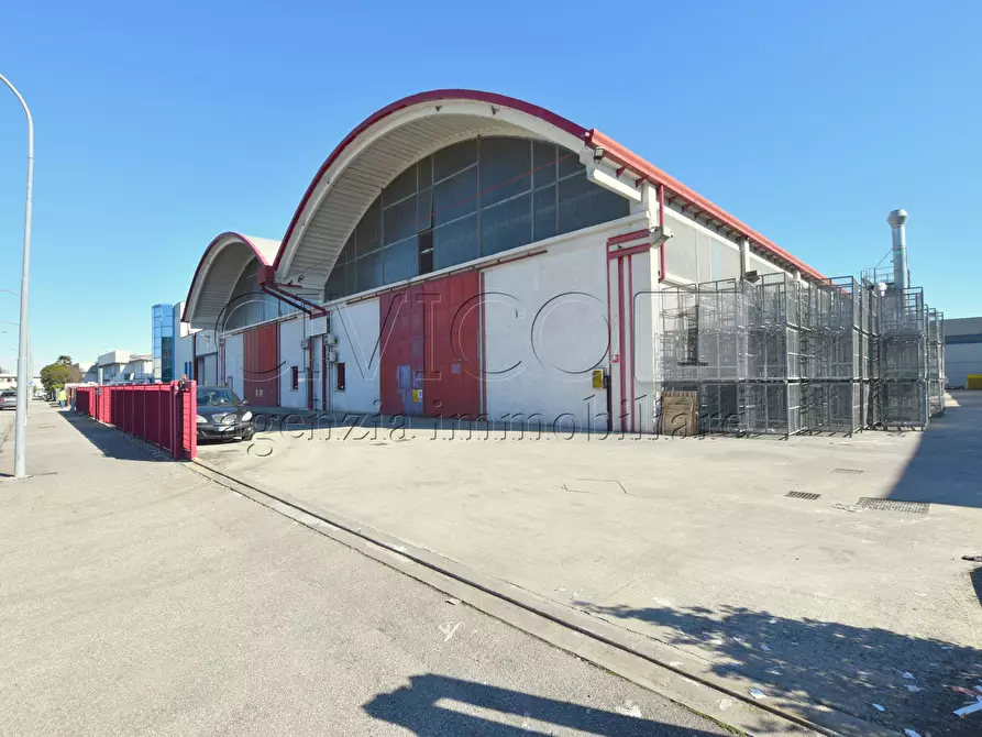 Immagine 10 di Attività artigianale in affitto  in Via Meucci a Rubano