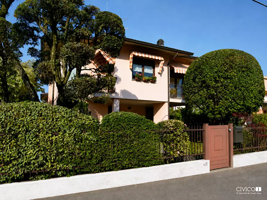 Immagine 1 di Villa in vendita  in Via Ancona 36 a Torri Di Quartesolo