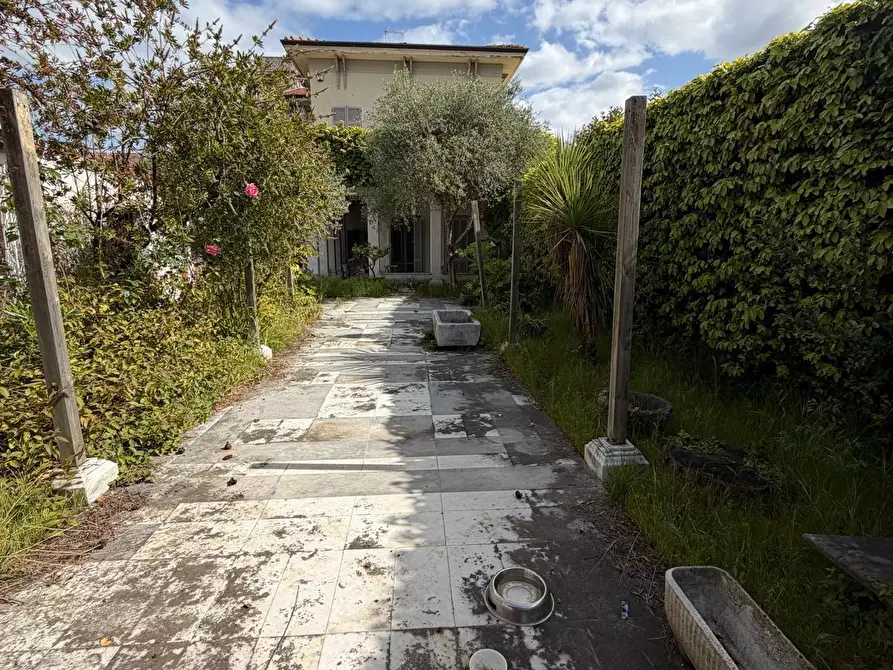 Immagine 29 di Villa in vendita  in Via Firenze 48 a Carrara
