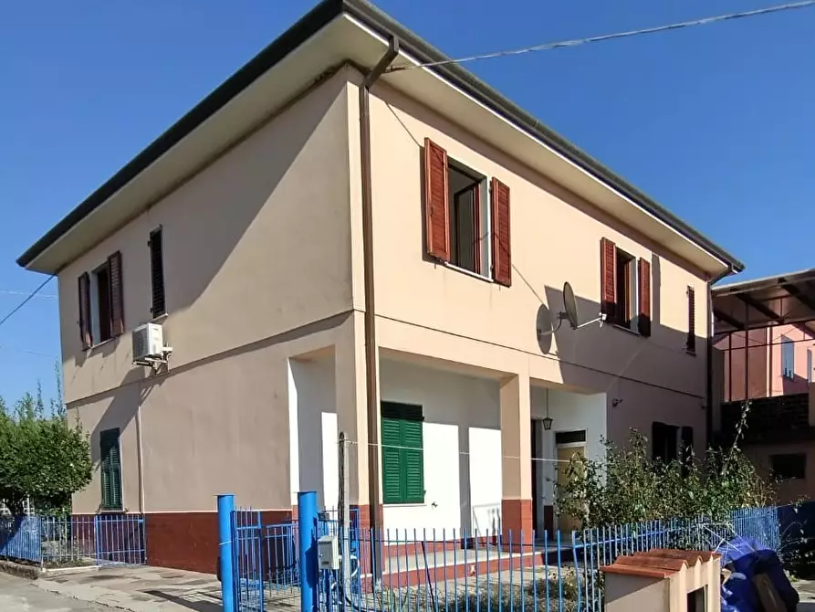 Immagine 1 di Casa semindipendente in vendita  in Piazza Marco Tosini 1 a Castelnuovo Magra