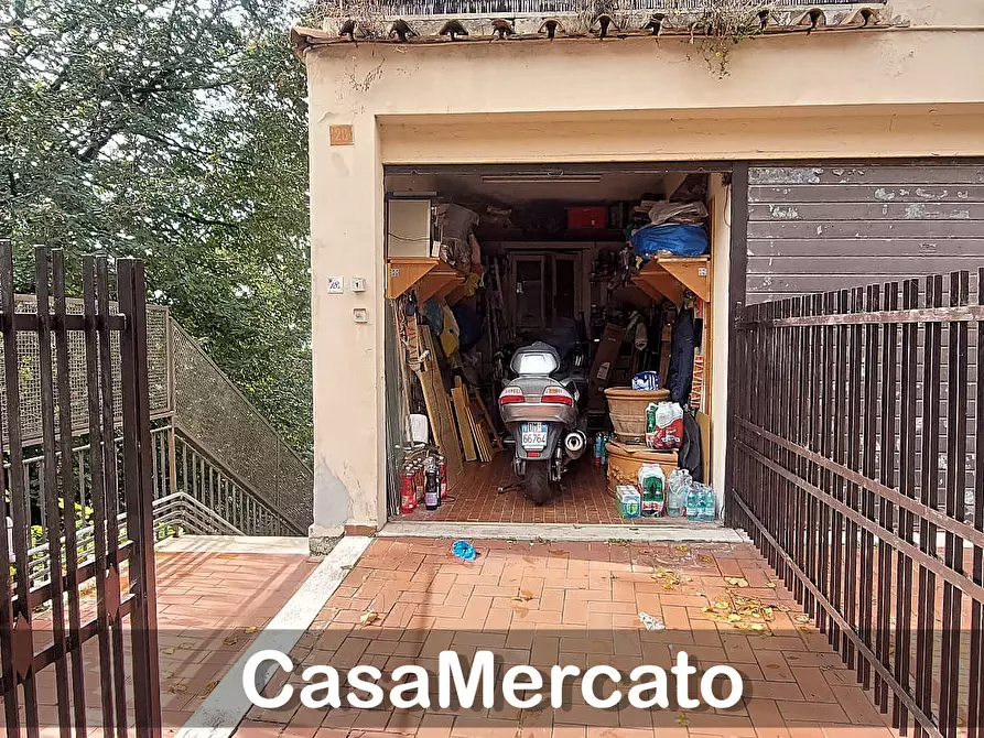 Immagine 1 di Garage in vendita  in Via Roma a Rocca Di Papa