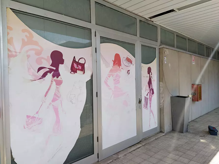 Immagine 1 di Locale commerciale in vendita  in piazzale mercurio a Macerata