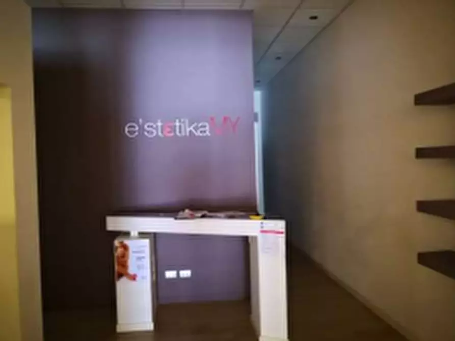 Immagine 6 di Locale commerciale in vendita  in Contrada Pace a Tolentino