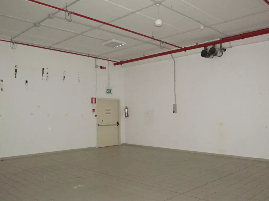 Immagine 18 di Locale commerciale in vendita  in VIA EINAUDI a Civitanova Marche