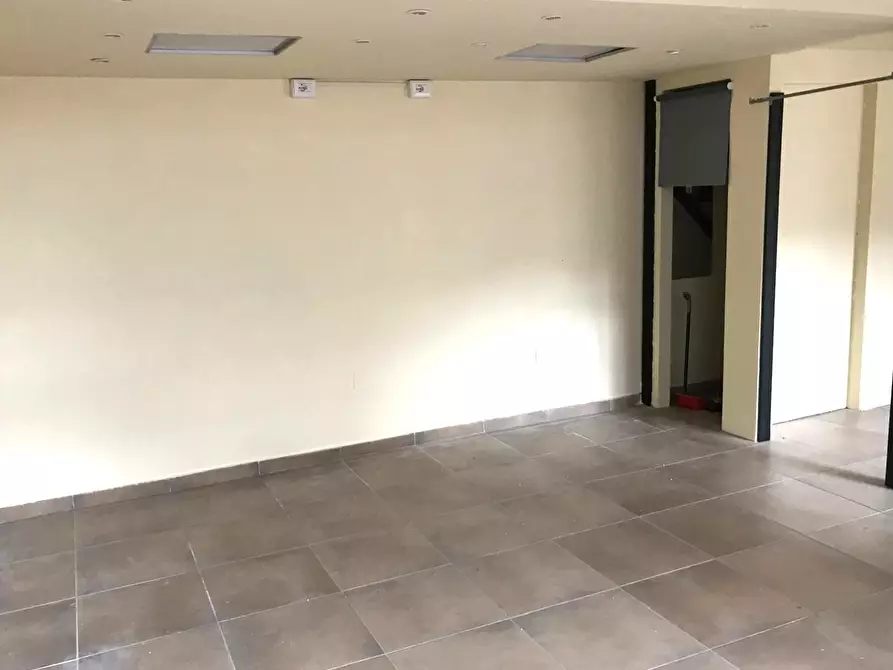 Immagine 5 di Locale commerciale in vendita  a Ascoli Piceno
