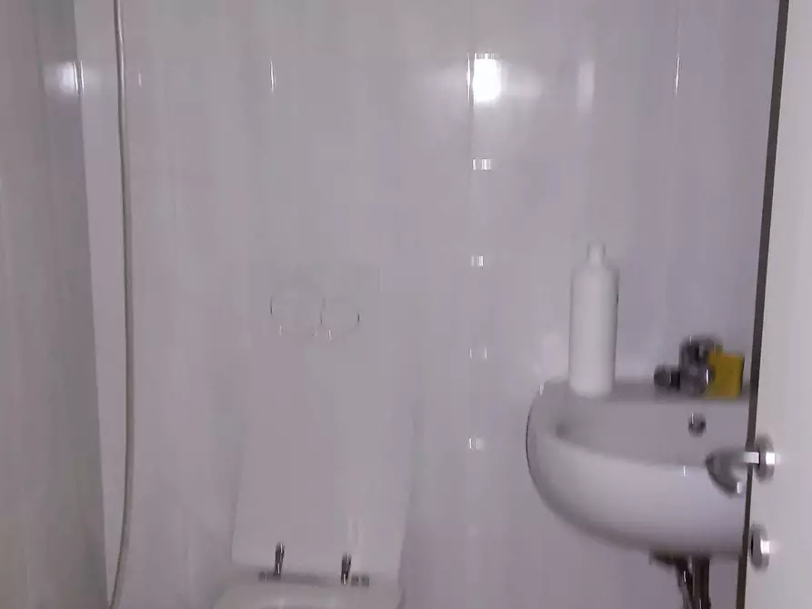 Immagine 14 di Locale commerciale in vendita  in Contrada Pace a Tolentino