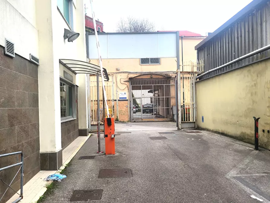 Immagine 48 di Palazzo in vendita  a Napoli