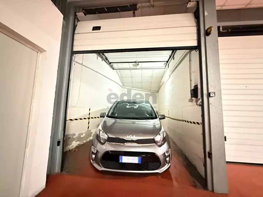 Immagine 1 di Garage in vendita  in Viale A. Tassoni 4 a Modena