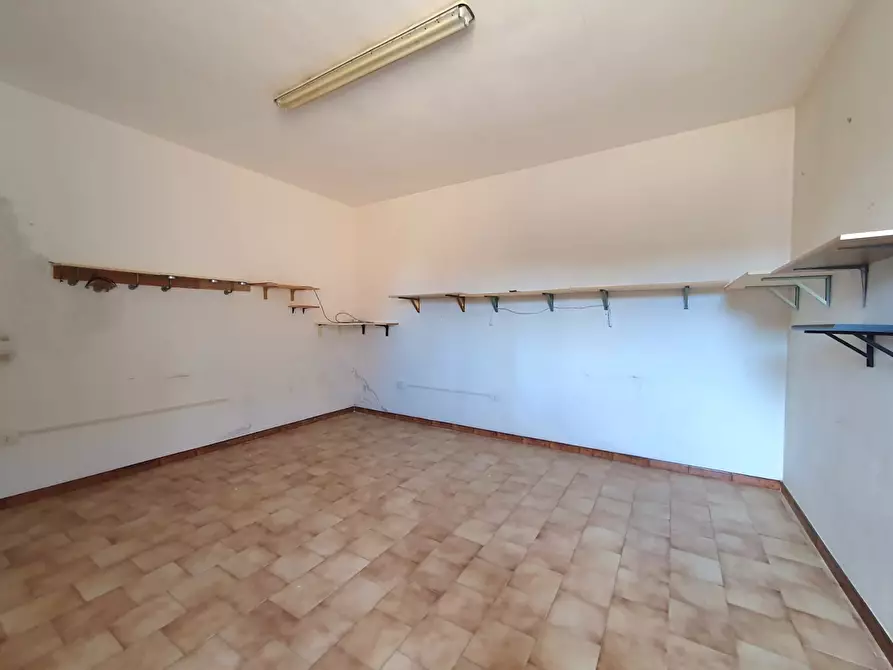 Immagine 19 di Locale commerciale in vendita  a Senorbì