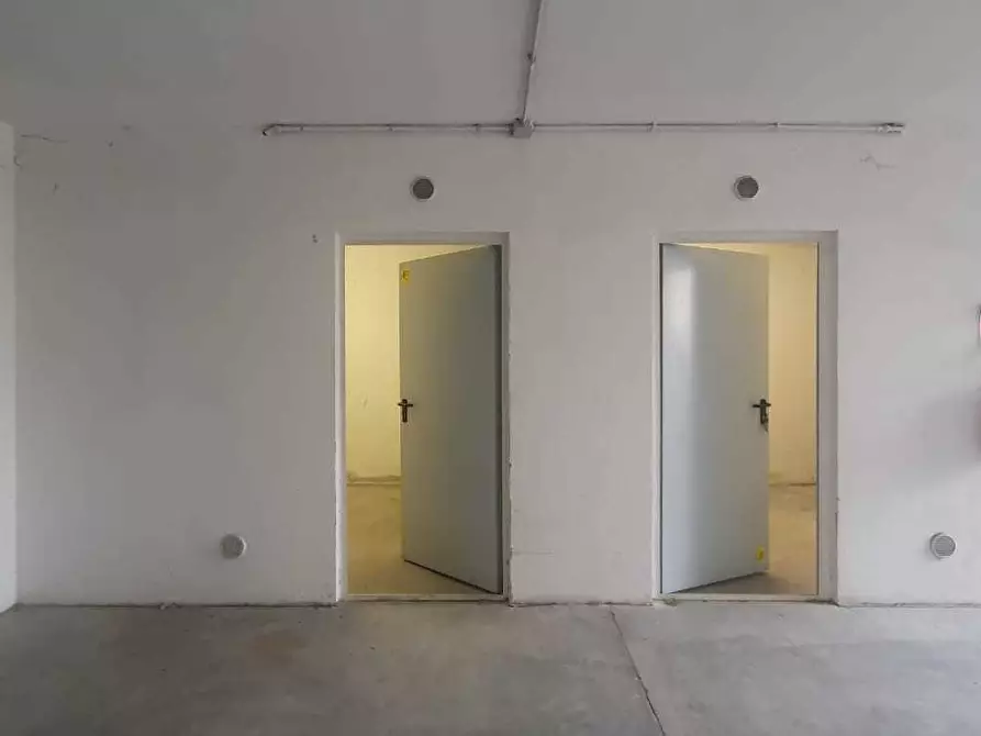 Immagine 21 di Garage in vendita  a Selargius