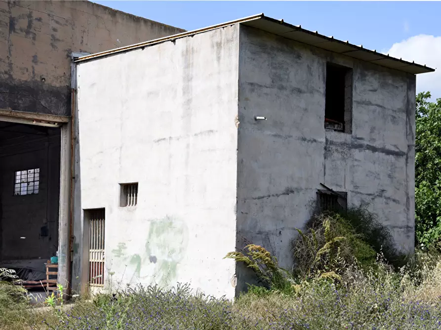 Immagine 29 di Attività artigianale in vendita  a Selargius