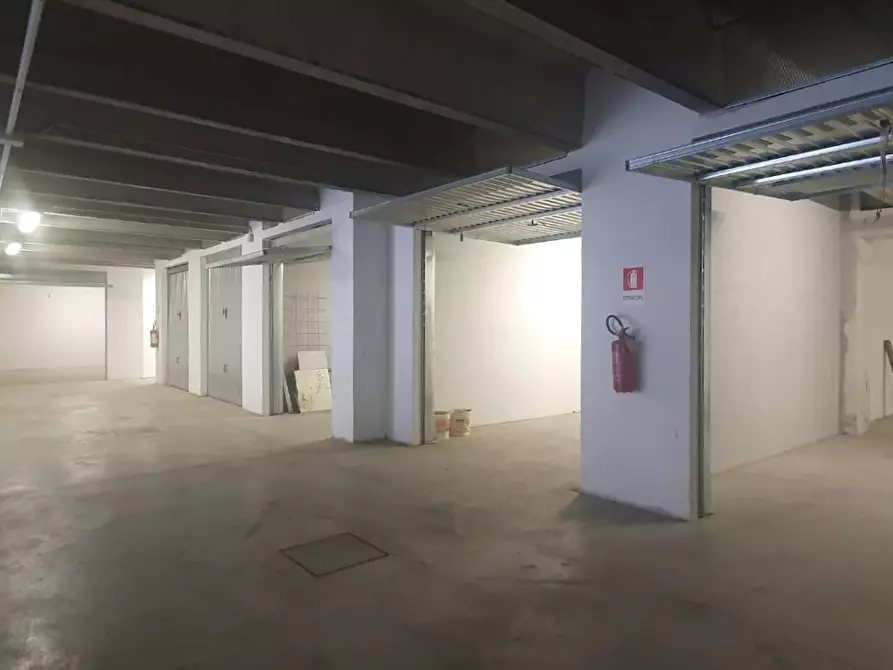Immagine 9 di Garage in vendita  a Selargius
