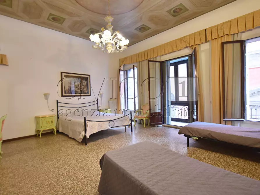 Immagine 10 di Appartamento in vendita  in Campo San Bortolomio 5396 a Venezia