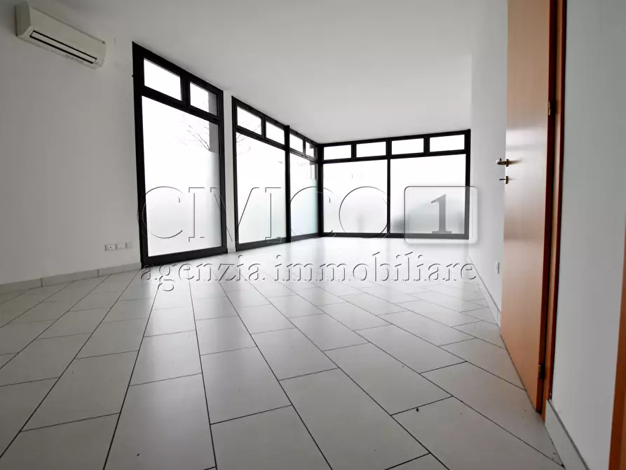 Immagine 4 di Locale commerciale in affitto  in Via Buccia a Limena