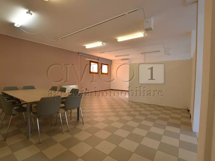 Immagine 3 di Locale commerciale in affitto  in Viale Strasburgo a Rubano