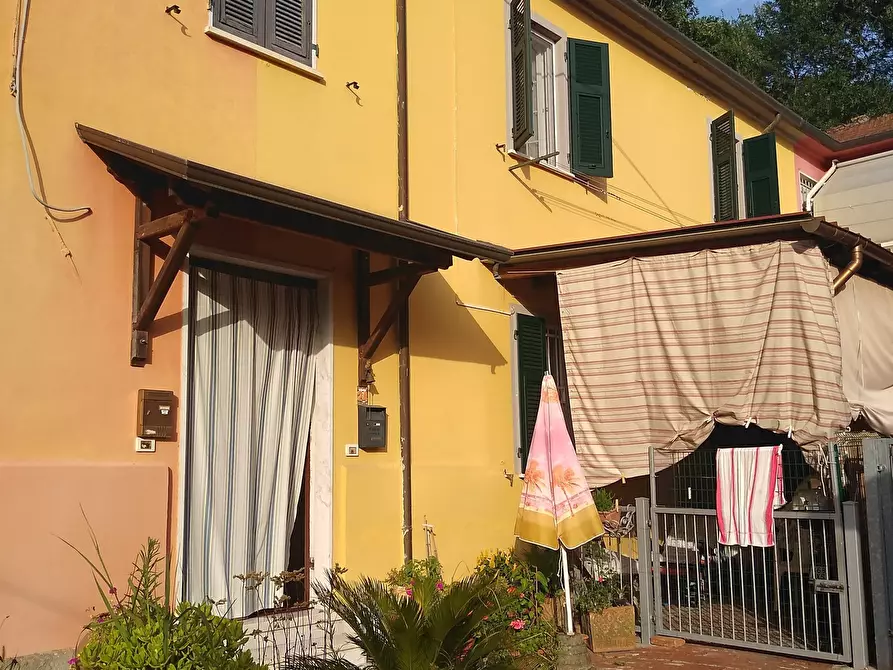Immagine 1 di Casa semindipendente in vendita  in Piazza Guglielmo Marconi 16 a Castelnuovo Magra