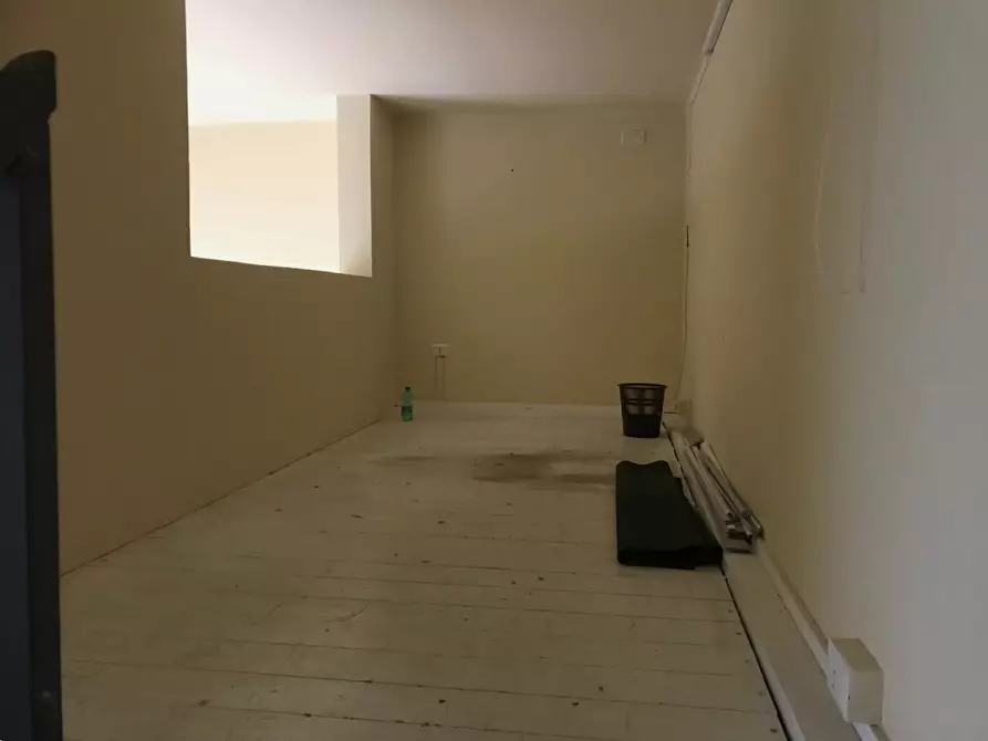 Immagine 7 di Locale commerciale in vendita  a Ascoli Piceno