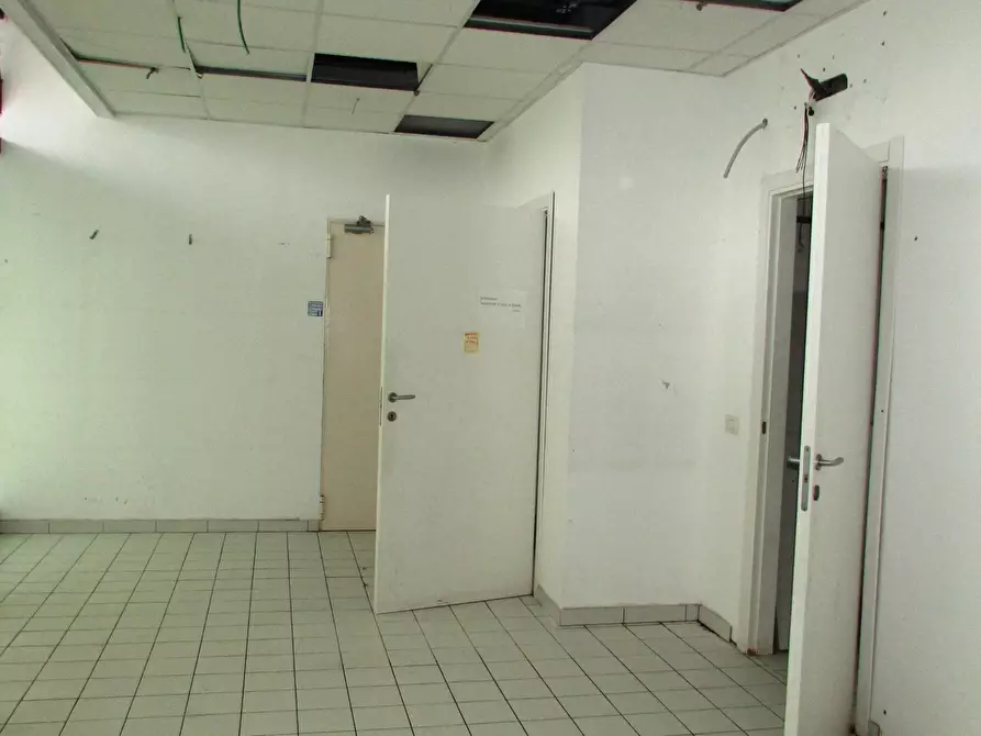 Immagine 34 di Locale commerciale in vendita  in VIA EINAUDI a Civitanova Marche