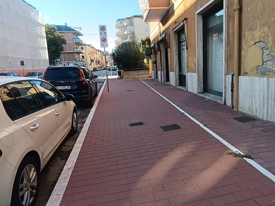 Immagine 11 di Locale commerciale in vendita  a Ascoli Piceno