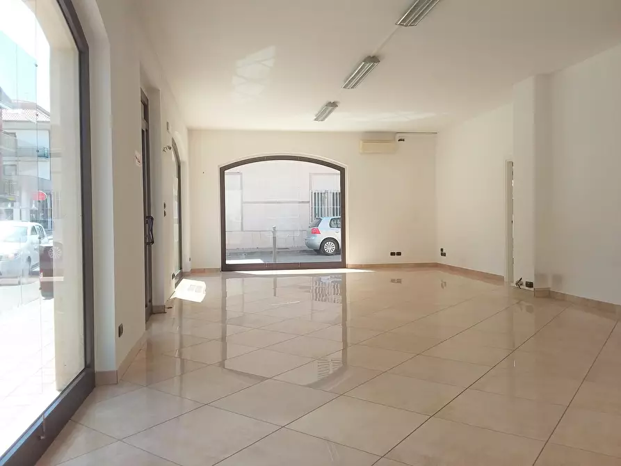 Immagine 6 di Locale commerciale in vendita  a San Benedetto Del Tronto