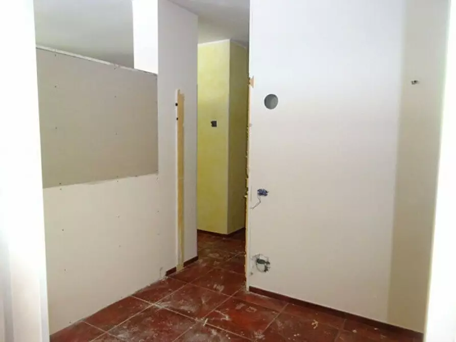 Immagine 2 di Locale commerciale in vendita  a Potenza Picena