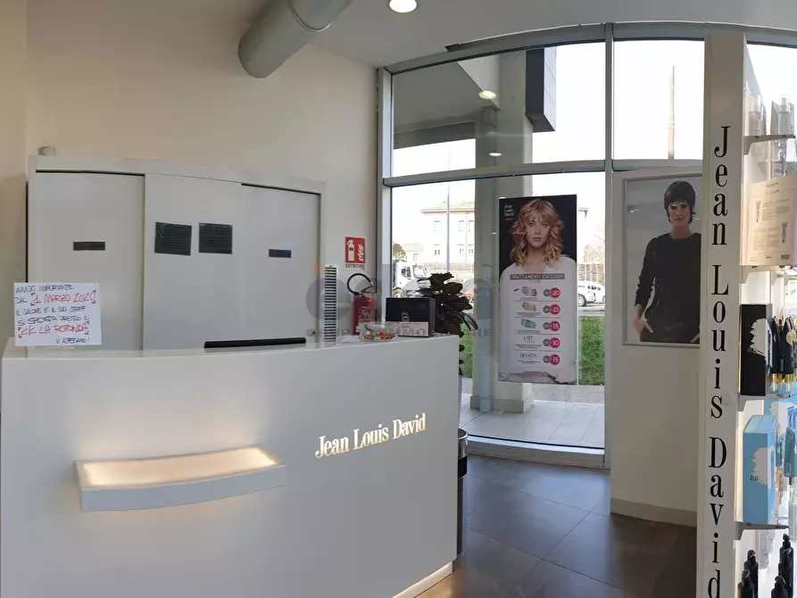 Immagine 18 di Locale commerciale in vendita  in Viale Gaetano Storchi 513 a Modena