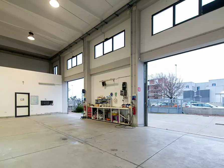 Immagine 17 di Attività artigianale in vendita  a Quartu Sant'elena