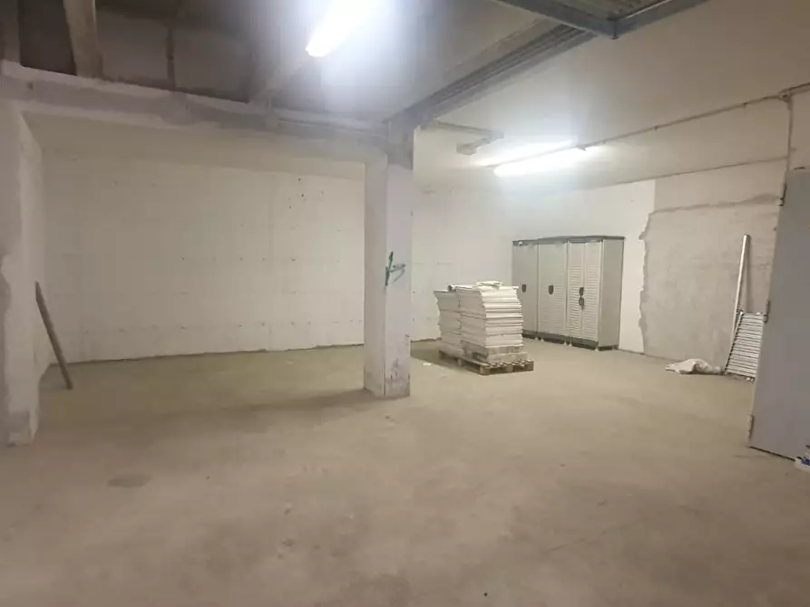 Immagine 13 di Garage in vendita  a Selargius