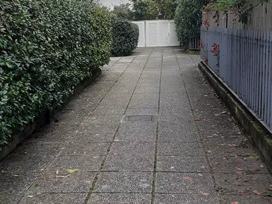 Immagine 17 di Appartamento in vendita  in MARINA DI CARRARA a Carrara